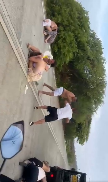 El video de la pelea en San Andrés muestra a dos parejas de mujeres forcejeando y tomándose del pelo - crédito Captura de video