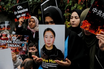 Manifestantes de etnia uigur protestan
