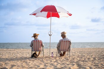 Dos jubilados en la playa