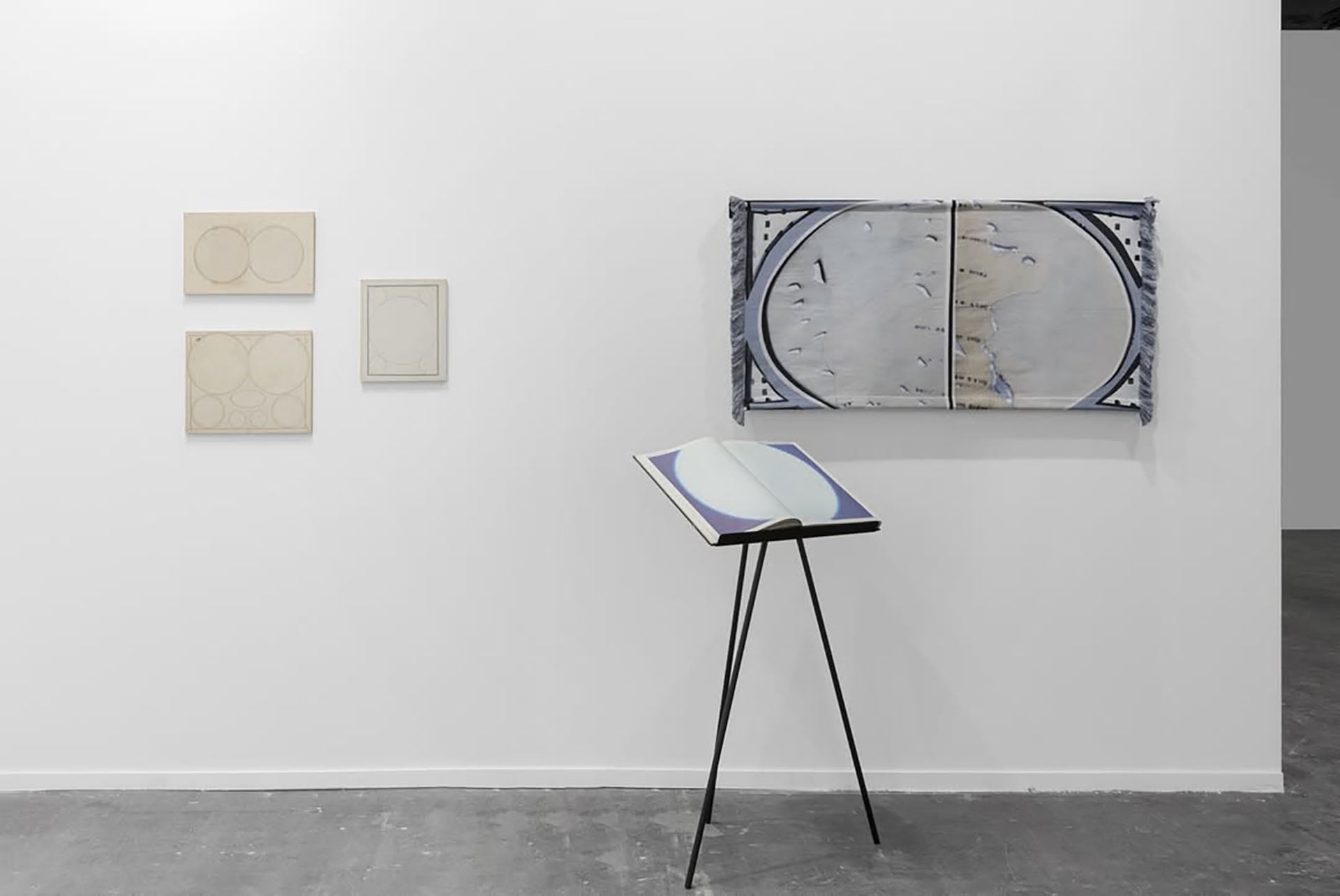 Además, presenta su serie de tapices jacquard en algodón, desarrollados a partir de Atlas lijados manualmente e intervenidos