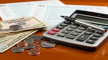 Análisis Financiero: Calculadora, Dólares y Formularios de Impuestos - VisualesIA ScribNews