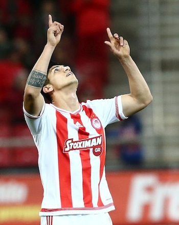 Alan Pulido llegó al Olympiacos en la temporada 2015-2016, marcó seis goles en 17 partidos y conquistó la Superliga griega. (X/ @olympiacosfc)