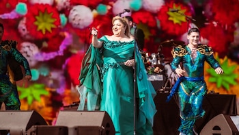 El regreso triunfal de Los Hermanos Flores tras conquistar Coachella 2026 desata la locura en El Salvador