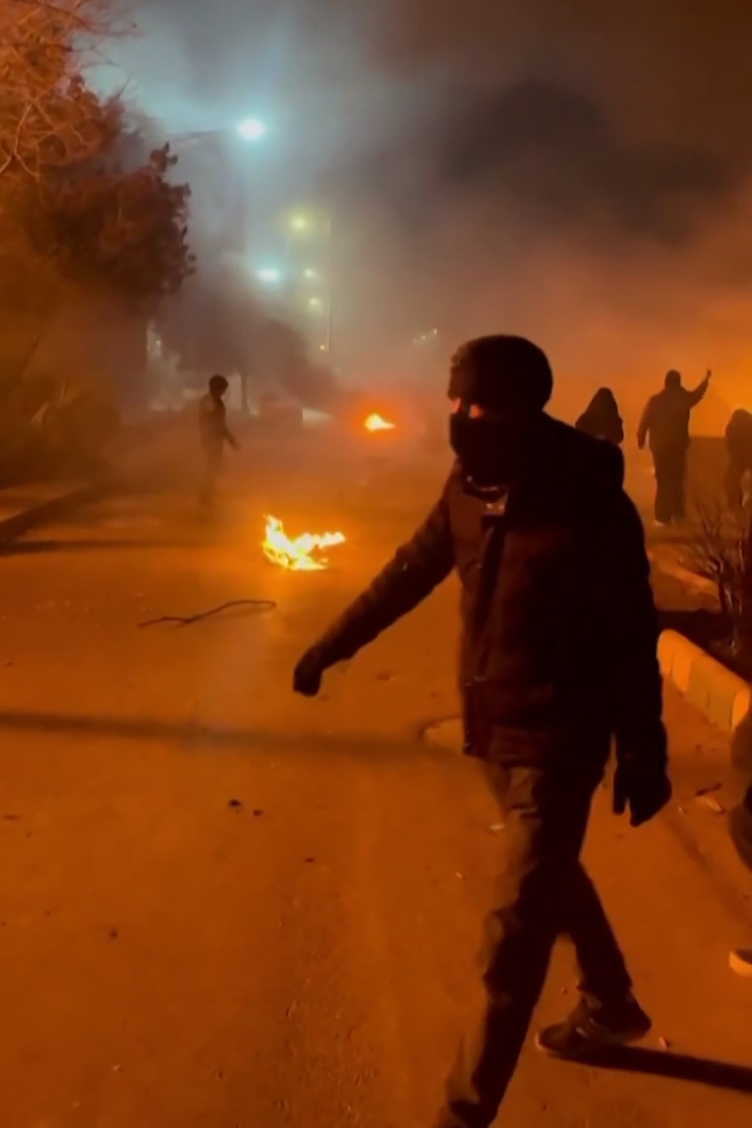 Enfrentamientos en Mashhad el 10 de enero de 2026; Amnistía Internacional recibió informes de personal médico en esta ciudad sobre el ingreso de 150 jóvenes fallecidos en una sola noche tras disparos directos de las fuerzas de seguridad desde posiciones elevadas. (UGC / AFP)