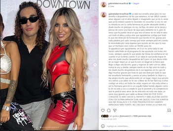 Gabriela Herrera, una mujer rubia con un top rojo y negro, posa sonriente junto a un hombre de cabello rizado oscuro y gafas de sol negras