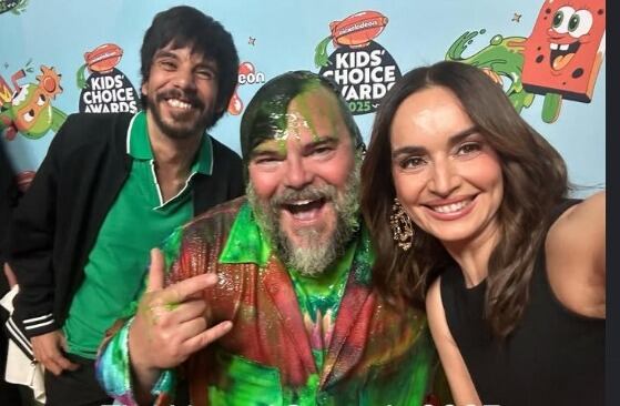 Ana de la Reguera y Héctor Jiménez le entregaron un premio  a Jack Black. (Instagram/Héctor Jiménez)