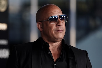 Vin Diesel integra en su vestuario tanto la elegancia de los trajes sobrios como guiños audaces (EFE/Eric Thayer)