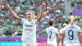 Ada Hegerberg celebrando un gol contra el Barcelona en 2019 (Photo by Tobias SCHWARZ / AFP)