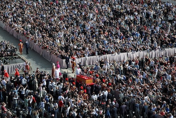 El féretro, precedido por los