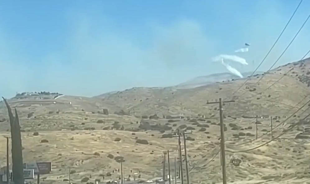El combate del Lemon Fire movilizó 177 efectivos, aviones cisterna, helicópteros y cierres en Sierra Highway (KTLA5)