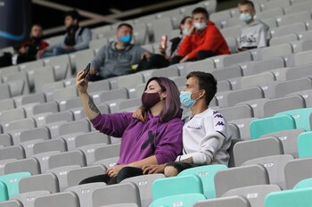 Dos aficiionados en el estadio