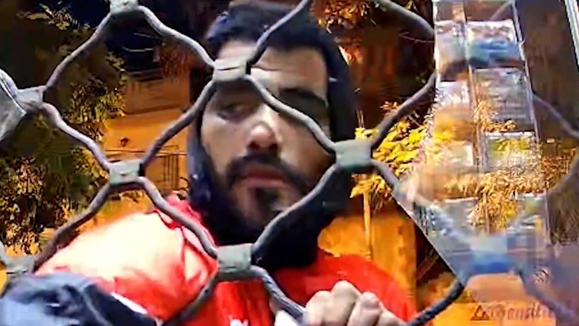 El rostro del delincuente fue filmado por una cámara de seguridad oculta en la puerta de la ferretería asaltada.