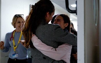 Sahar Calderón, derecha, abraza a
