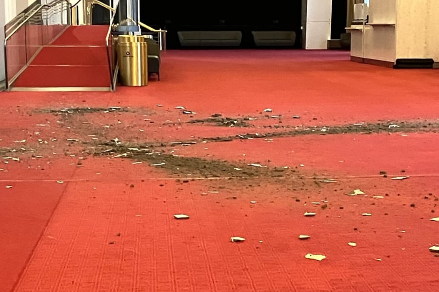 El juez federal Christopher Cooper frenó las obras del Kennedy Center mientras sigue el conflicto por la renovación del complejo (Instagram: @officialtkc).