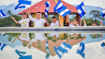 Banderas al viento en la frontera: El Salvador dota de útiles escolares a niños con doble nacionalidad