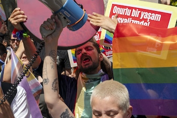 En Estambul, la policía detuvo