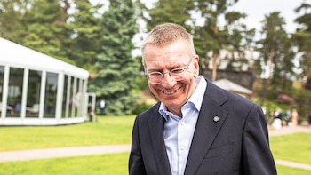 El presidente de Letonia elige al opositor Andris Kulbergs para formar gobierno tras la dimisión de Silina