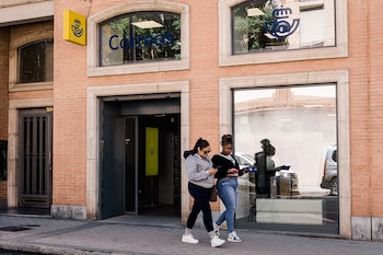 Imagen de una oficina de Correos de Madrid donde los migrantes pueden presentar su solicitud para la regularización. (Carlos Luján / Europa Press)