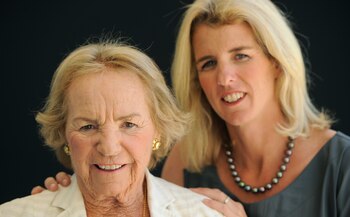 Ethel Kennedy, izquierda, posa para una fotografía con su hija Rory Kennedy, quien además dirigió el documental "Ethel". (Foto de Chris Pizzello/Invision)