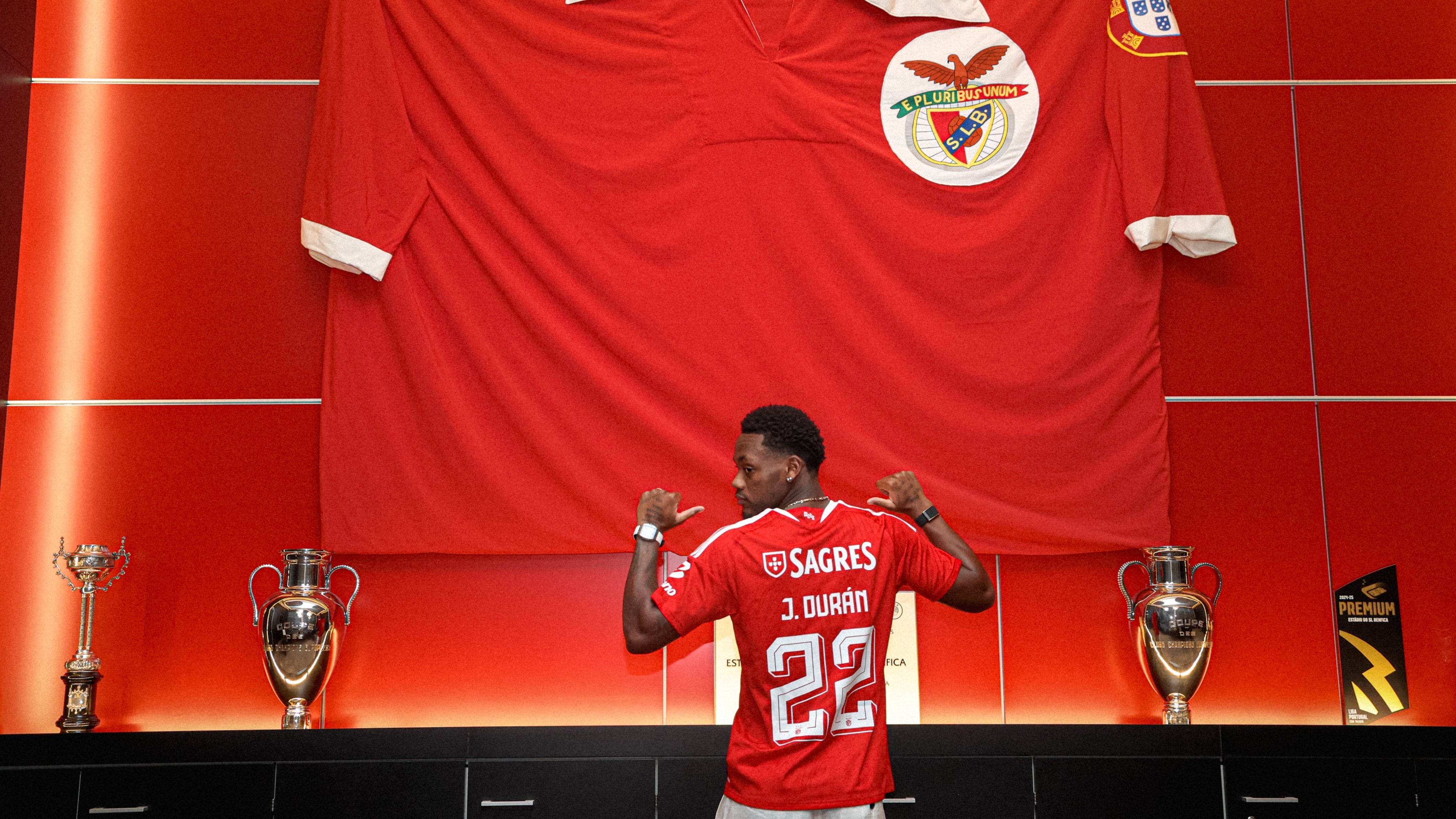 El delantero Jhon Durán fue presentado por Benfica y afirmó que llega con el objetivo de ganar títulos-crédito @SLBenfica/X