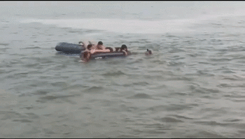 Un grupo de agentes de