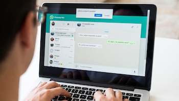Vendía su auto online, le pidieron una videollamada y casi la estafan: así es la nueva modalidad de fraude por WhatsApp