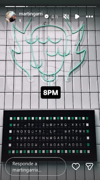 Captura de pantalla de una historia de Instagram con un letrero de neón sobre azulejos blancos, la etiqueta 8PM y un tablero con letras