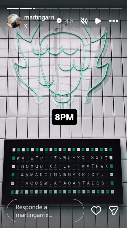 El músico Martin Garrix publica una historia en Instagram con un letrero de neón y un tablero con texto para anunciar una presentación en la Ciudad de México. (Instagram: Martin Garriz)