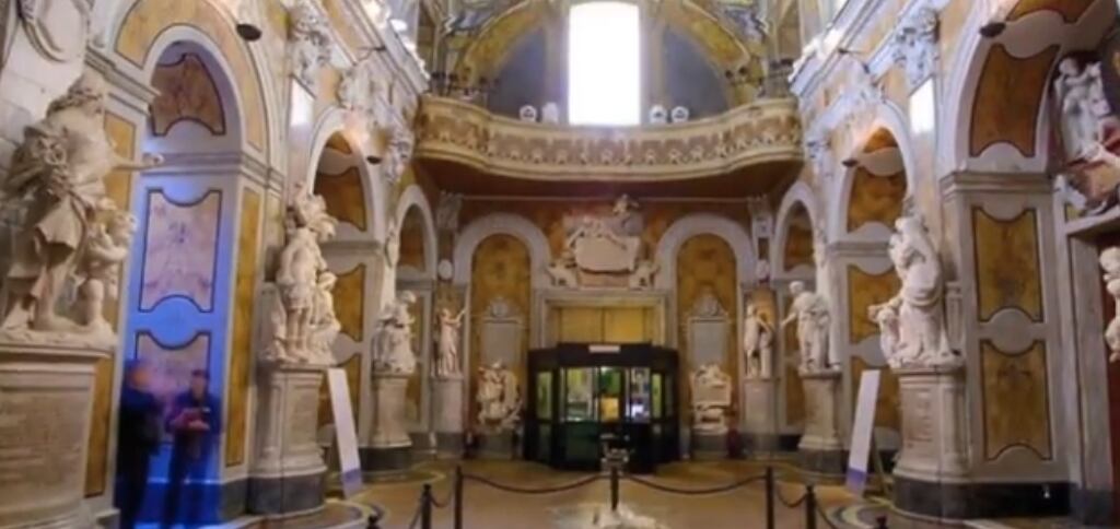 La jornada permitirá la exploración guiada por especialistas que viven con discapacidad visual, facilitando el contacto directo con obras emblemáticas como el Cristo Velado mediante el uso de guantes y relieves sensoriales. (Captura de video)