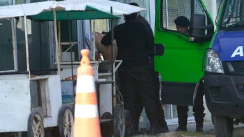 Uno de los detenidos ingresa