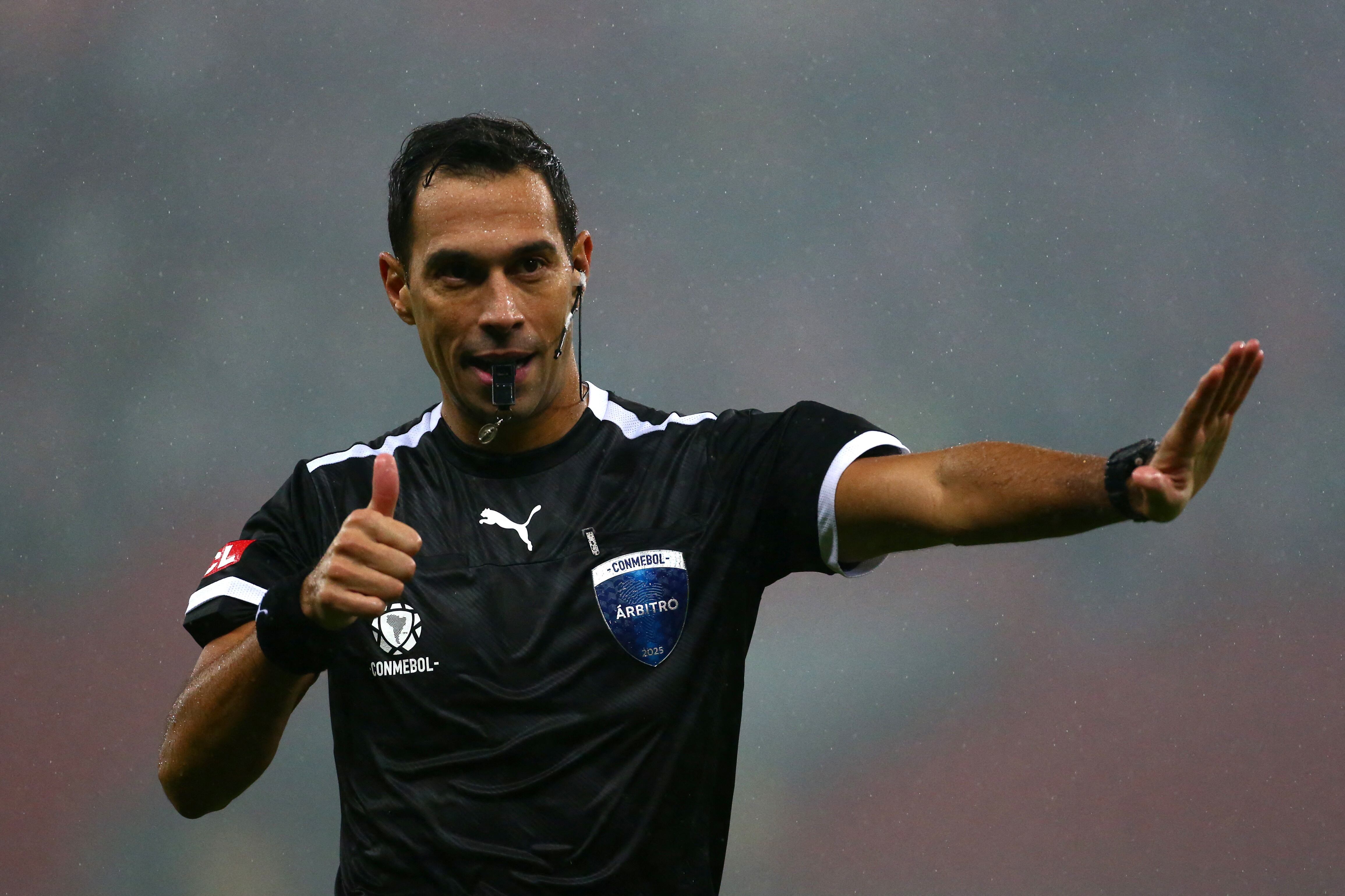 Facundo Tello será el árbitro principal del encuentro en Rosario (REUTERS/Diego Vara)