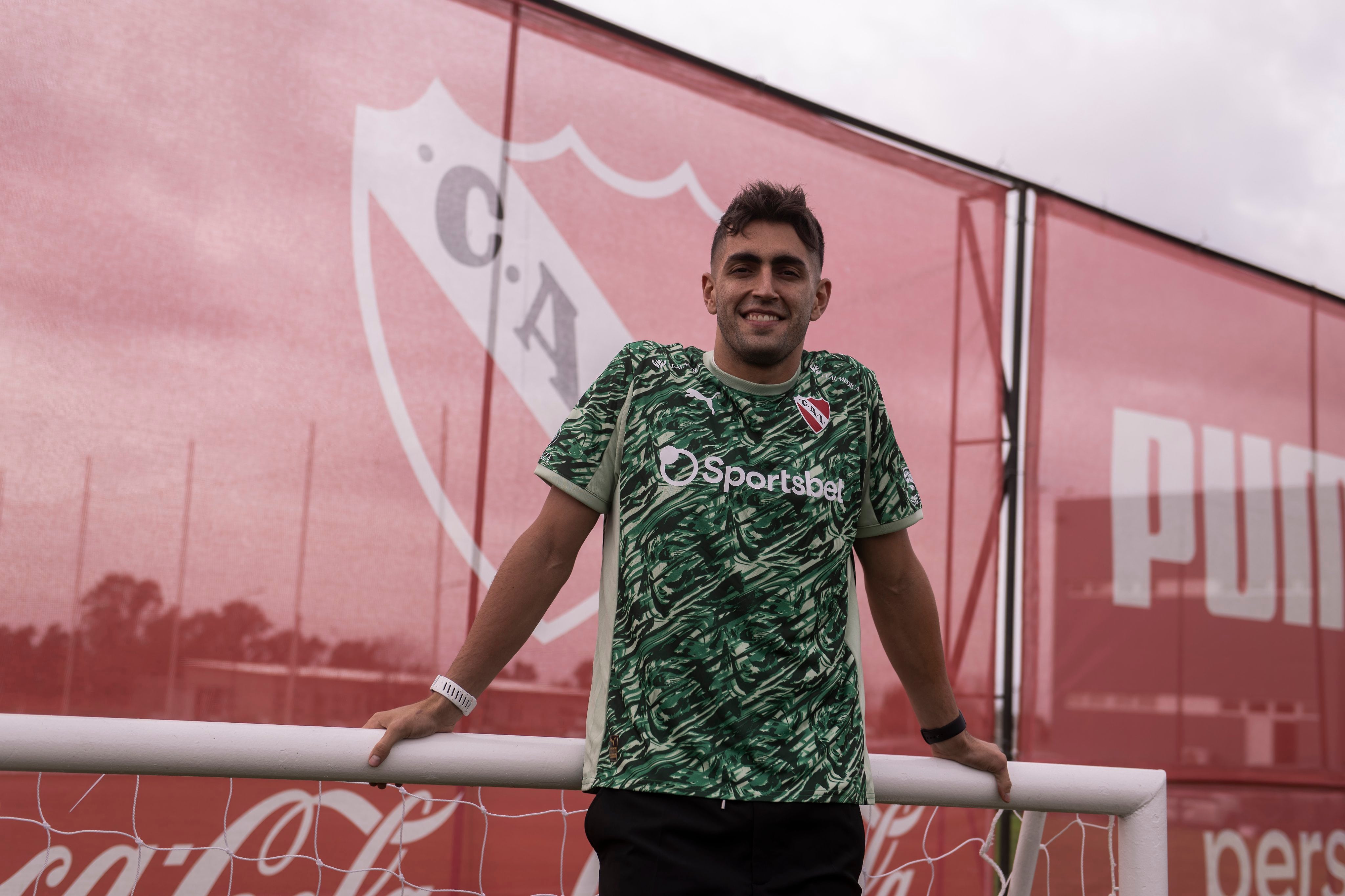 El arquero uruguayo Santiago Mele dejó Monterrey de México y firmó en Independiente: está a préstamo por un año sin cargo y con opción de compra de 3 millones de dólares por el 80% del pase (Foto: @independiente)