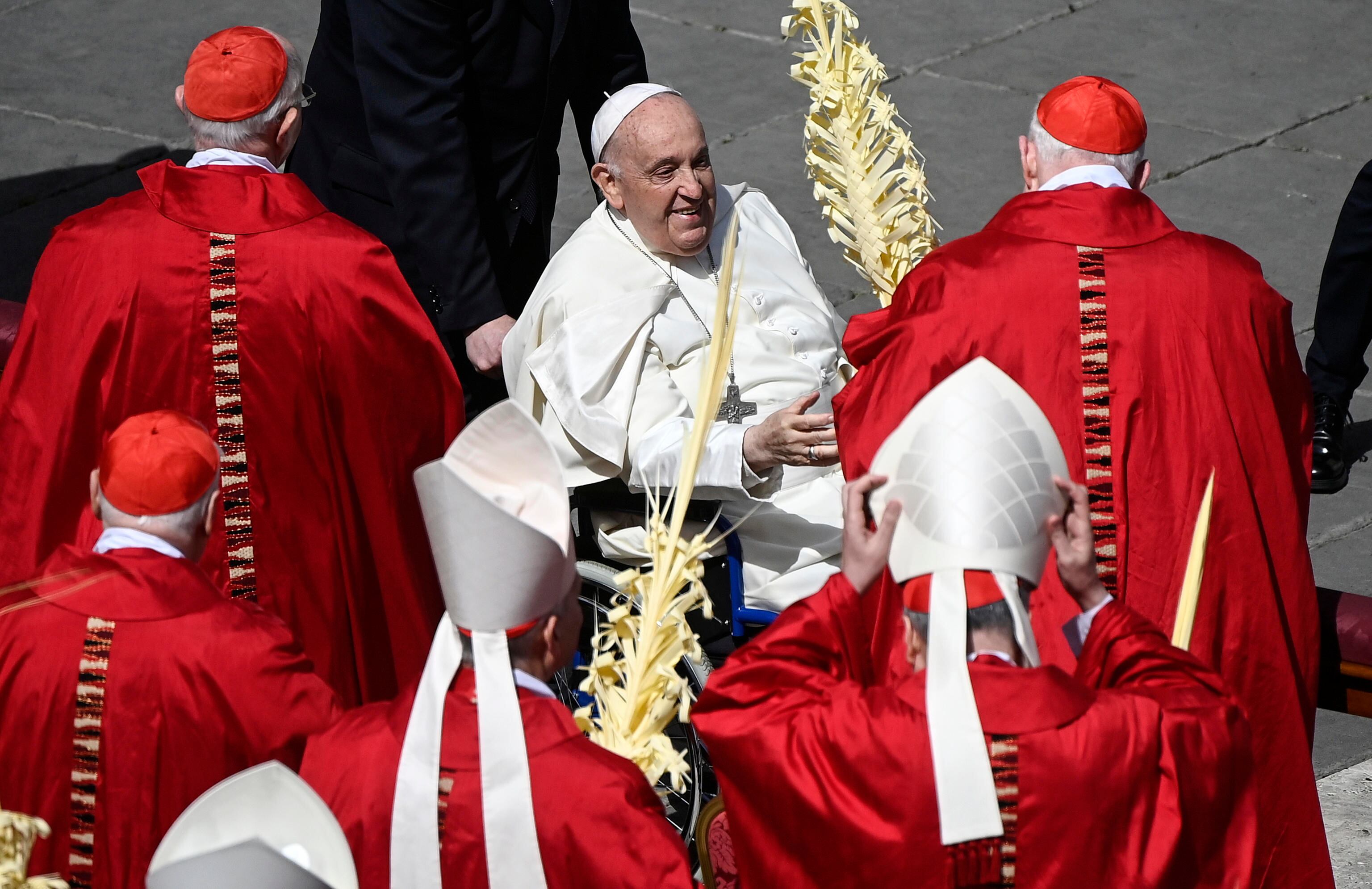 El papa Francisco saluda a los cardenales durante la Santa Misa del Domingo de Ramos en la Plaza de San Pedro, Ciudad del Vaticano, el 24 de marzo de 2024. EFE/EPA/RICCARDO ANTIMIANI
