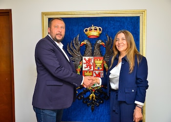 Mikhail Krasnov, alcalde de Tunja, junto a la gestora social María Luisa Pedraza Canaría, ambos vinculados a investigaciones por presuntas irregularidades en contratación pública - crédito Alcaldía de Tunja/Facebook