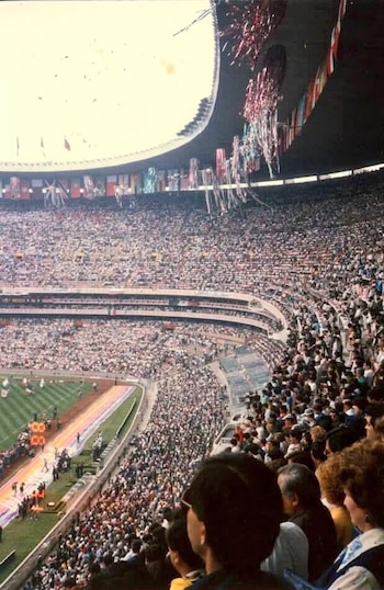 Así lucían las banderas en el Estadio Azteca hace 40 años duarante el Mundial de México 86. (Crédito especial: X/ @MXESTADIOS)