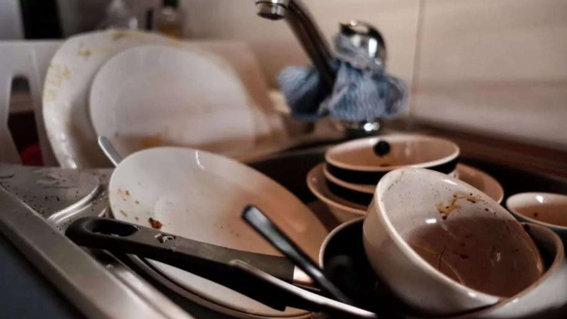 Los rasgos de tu personalidad si no friegas. (Freepik)