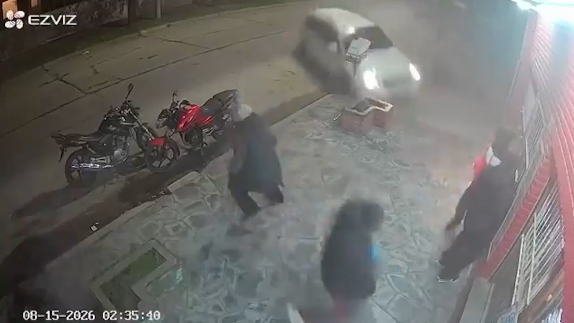 El momento en el que la camioneta perdió el control y salió despedida contra los cuatro atropellados