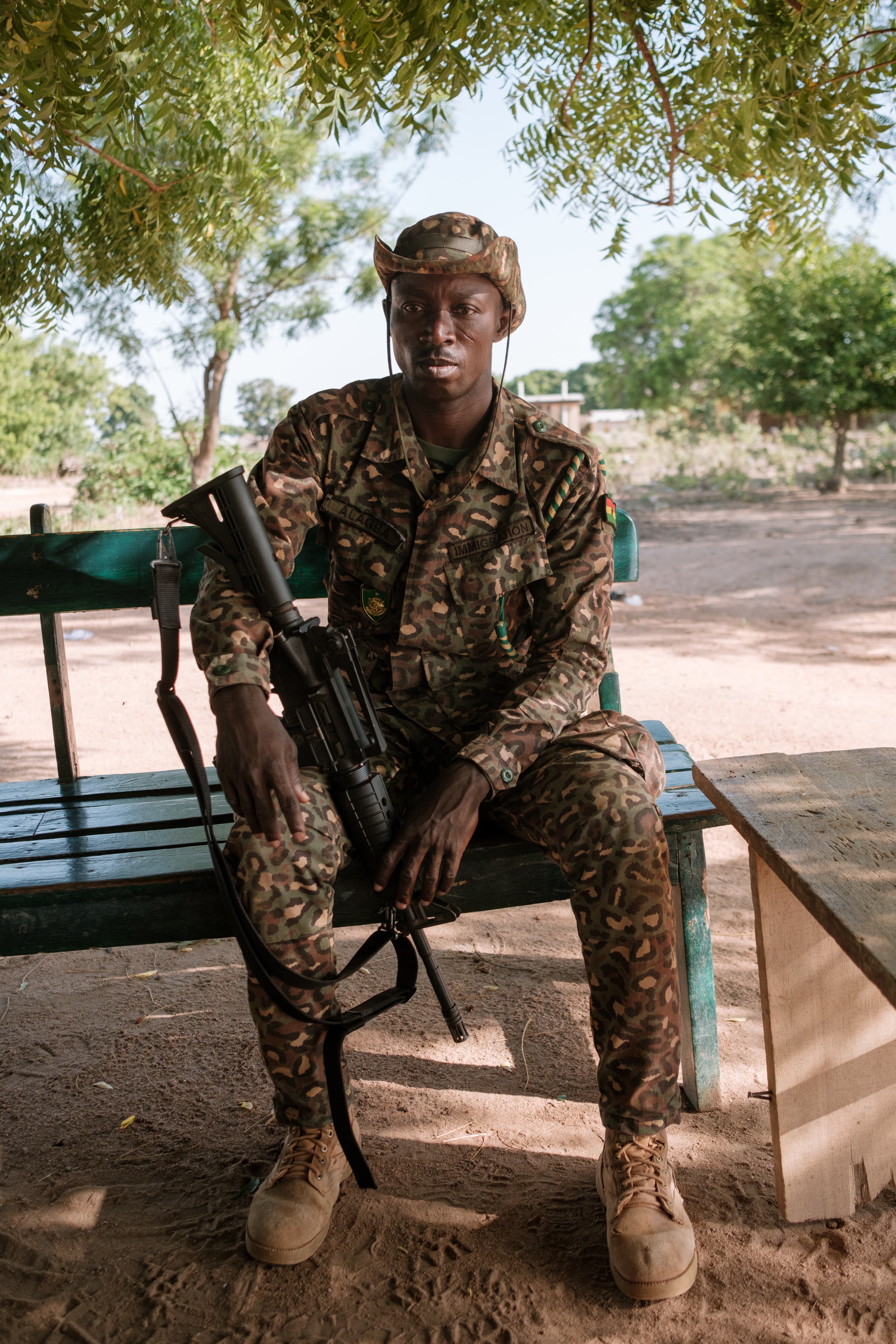 Alagba Mubarak Awinkurgo ocupa una base de operaciones avanzada del Servicio de Inmigración de Ghana (Guy Peterson/Para The Washington Post)