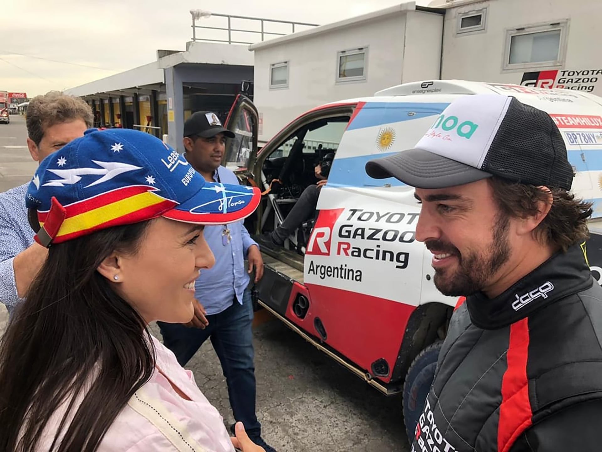 Ianina Zanazzi con Fernando Alonso en el Autódromo de Buenos Aires en una exhibición en 2019. Ella reemplazó el español en la Fórmula Nissan, por entonces antesala a la F1 (@ianinazanazziok)