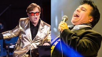 Elton John con traje dorado y gafas rojas en un escenario; Juan Gabriel cantando con micrófono en mano y traje oscuro.
