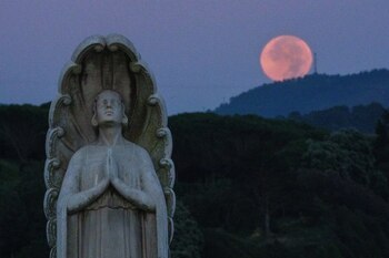 Luna llena sobre el cementerio