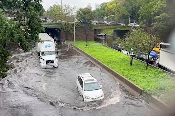 Las autopistas del área metropolitana registraron cierres y desvíos por acumulación de agua.