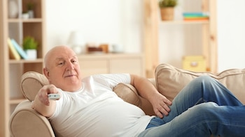 Hacer pequeñas pausas de estar sentado puede reducir el riesgo de cáncer
