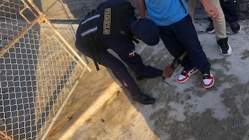 Policía incauta armas blancas y objetos prohibidos en escuelas del sur de República Dominicana