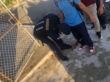 Operativos en 60 escuelas del sur de República Dominicana expusieron la gravedad de la violencia escolar y la presencia de armas blancas entre los estudiantes. (Foto cortesía Policía de República Dominicana)