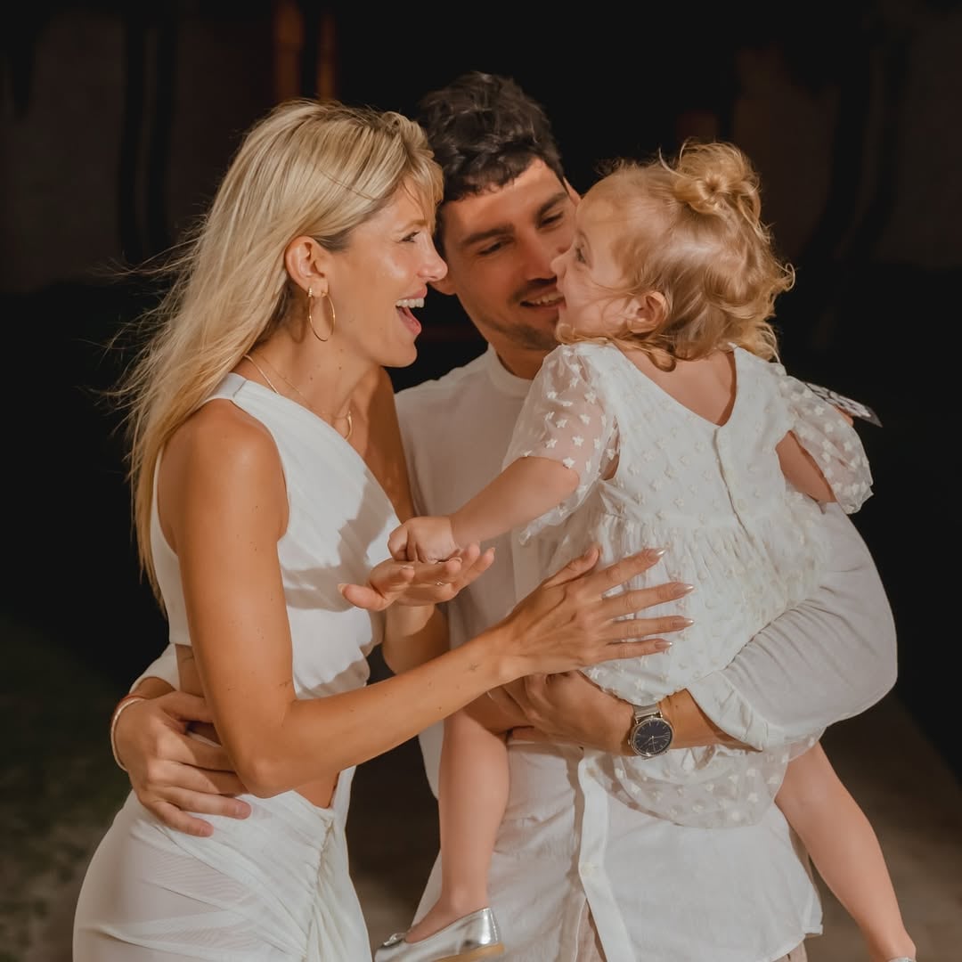 Le emoción de Cande y Nico junto a su hija Vita luego de aceptar la propuesta de casamiento