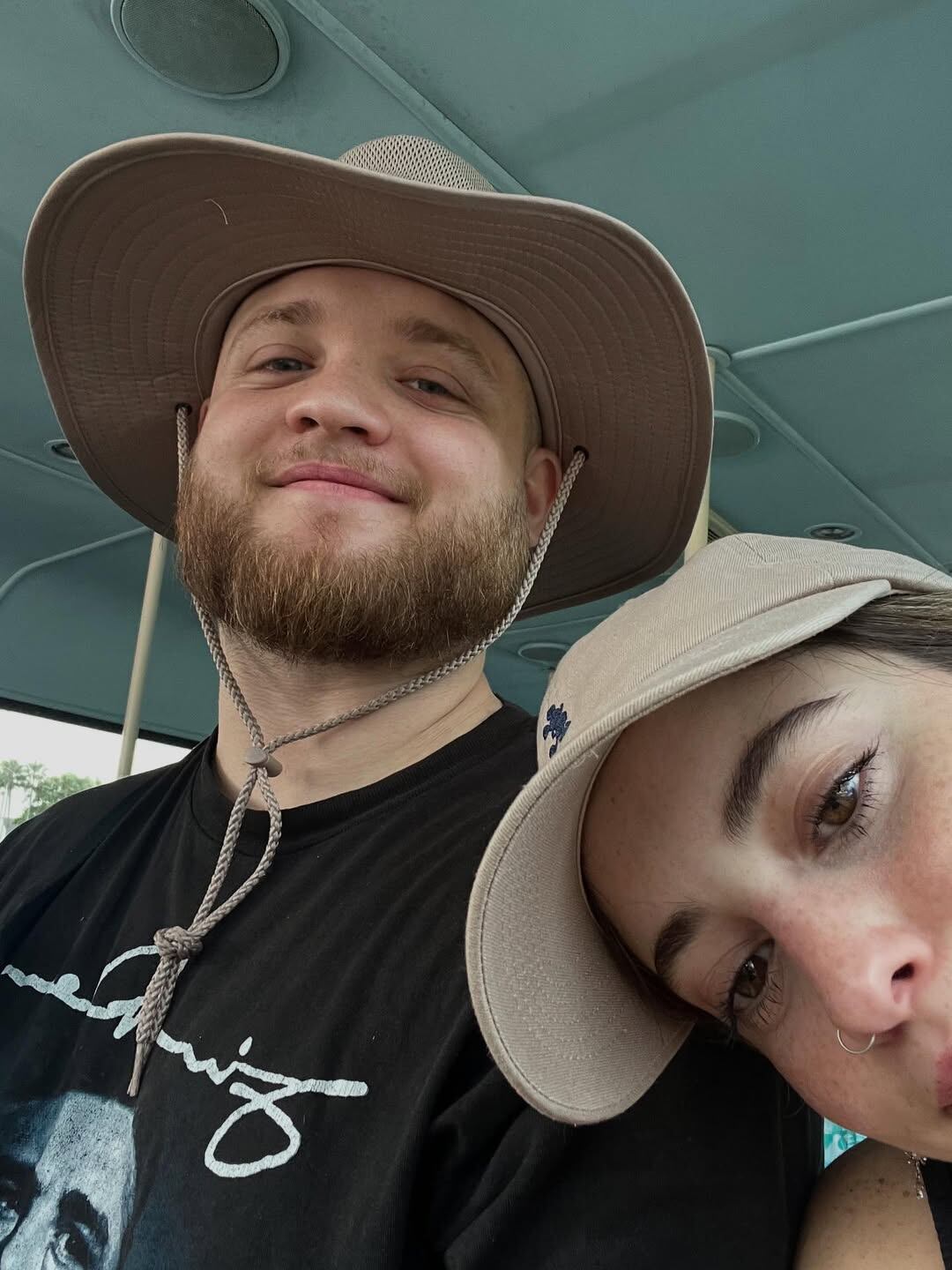 Selfie de hermanos entre Toto Kirzner y Flor Torrente