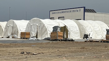 El Gobierno defiende las carpas en el puerto de Ceuta: “No se puede criticar que los migrantes estén en playas y rechazar que se abran espacios desde el consenso”