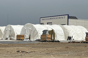 El Gobierno ha comenzado a acondicionar una explanada en el Muelle de Poniente de Ceuta para albergar a migrantes en tiendas de campaña pese a la oposición de los vecinos, de la Autoridad Portuaria y de la Confederación de Empresarios. (EFE/ Reduan)