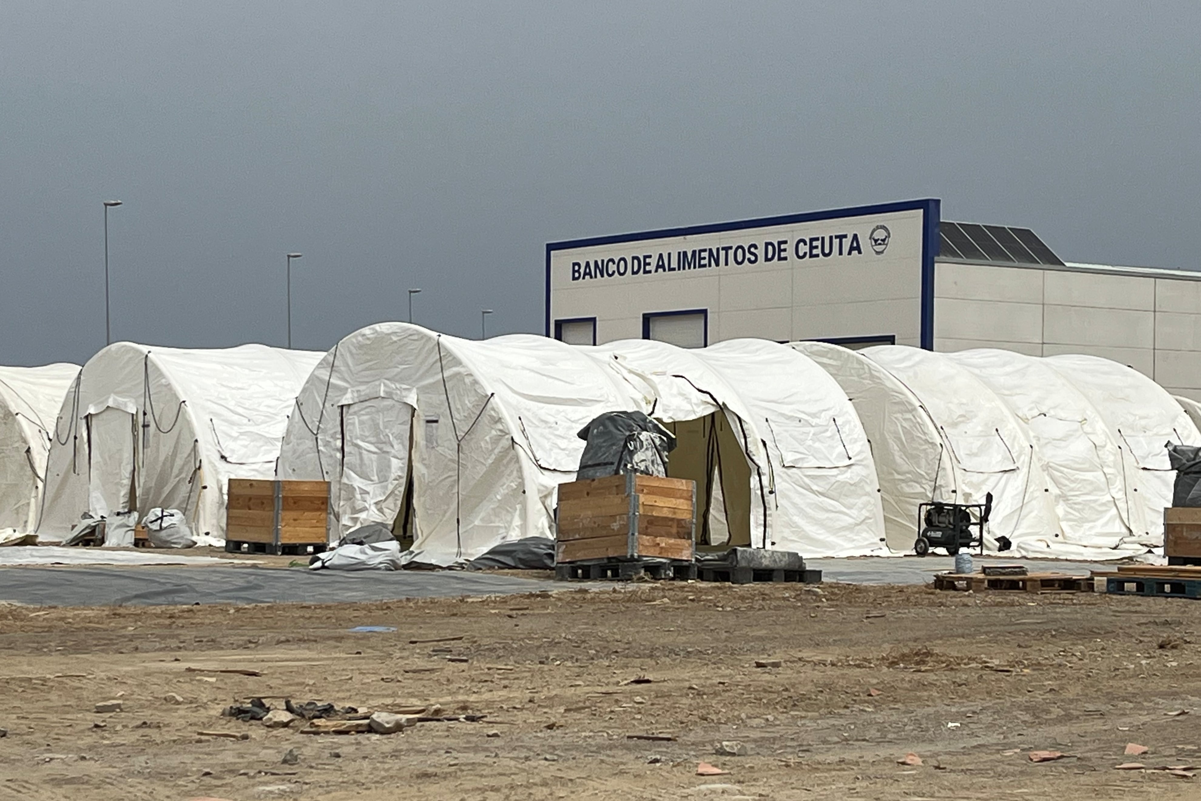 El Gobierno ha comenzado a acondicionar una explanada en el Muelle de Poniente de Ceuta para albergar a migrantes en tiendas de campaña pese a la oposición de los vecinos, de la Autoridad Portuaria y de la Confederación de Empresarios. (EFE/ Reduan)